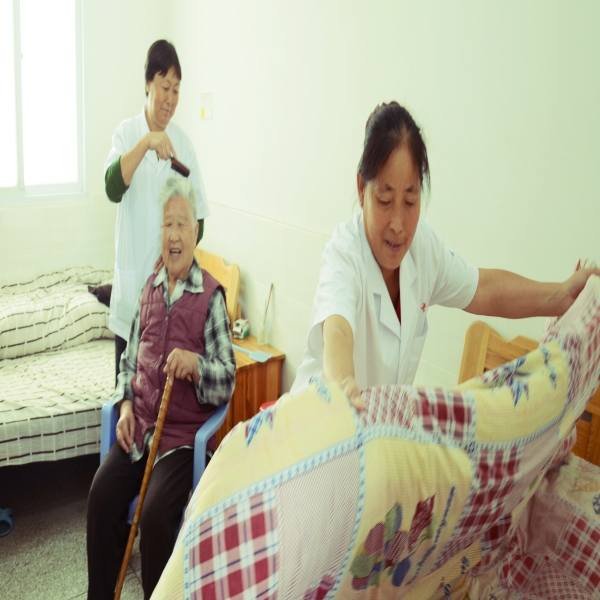 【农村五保户供养】敬老院工作人员照顾老人生活起居