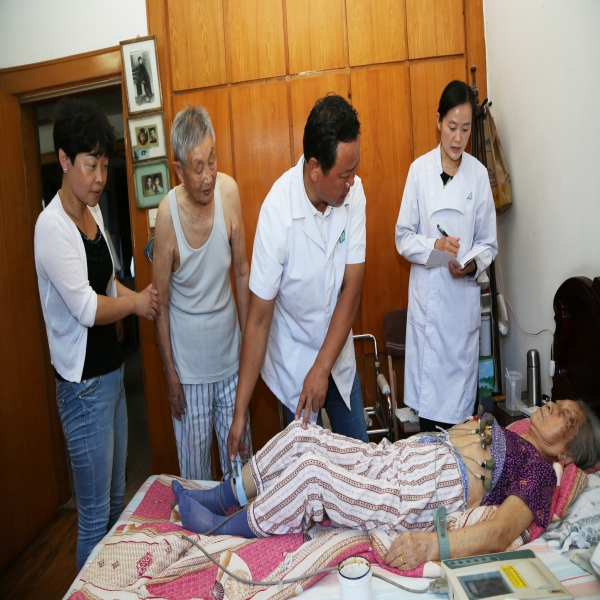 【基本公共卫生服务】家庭签约医生为老年人做健康体检